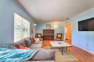 sala de estar con sofá, mesa y piano en Lakeland Home with Large Backyard about 1 Mile From FSC!, en Lakeland