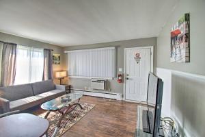 Una sala de estar con un sofá y una mesa de cristal. en Lakefront Apartment Situated on Lake St Clair, en Chesterfield