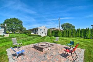 Jardín al aire libre en Lakefront Apartment Situated on Lake St Clair