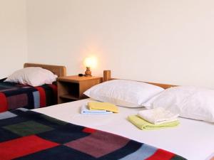 1 dormitorio con 2 camas y toallas. en Ljiljana Apartment, en Okrug Gornji