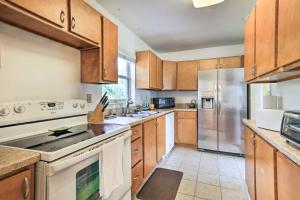 una cocina con electrodomésticos blancos y armarios de madera en Lakeland Home with Large Backyard about 1 Mile From FSC!, en Lakeland