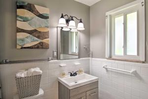 Un baño de Lakefront Apartment Situated on Lake St Clair 16 fotos más