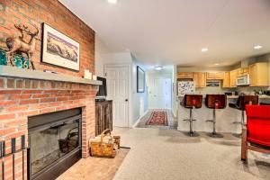 Η κουζίνα ή μικρή κουζίνα στο Cozy Condo with Patio, Walk to Burke Mountain!
