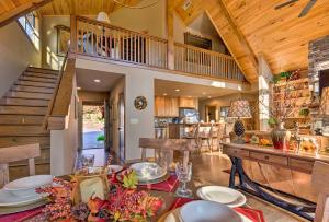 eine Küche und ein Wohnzimmer mit einem Tisch und einer Treppe in der Unterkunft Franklin Cabin in Nantahala National Forest! in Franklin