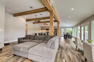 Galeriebild der Unterkunft Home on San Jacinto River with Pool, Dock and Deck! in Houston