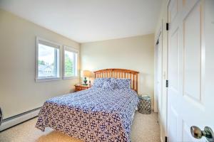 Ένα ή περισσότερα κρεβάτια σε δωμάτιο στο Cozy Condo with Patio, Walk to Burke Mountain!