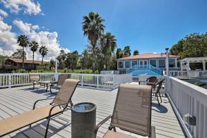 Balkoni atau teres di Home on San Jacinto River with Pool, Dock and Deck!