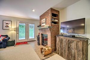 Μια τηλεόραση ή/και κέντρο ψυχαγωγίας στο Cozy Condo with Patio, Walk to Burke Mountain!