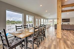 Galeriebild der Unterkunft Home on San Jacinto River with Pool, Dock and Deck! in Houston + 31 Fotos