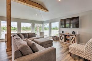 Galeriebild der Unterkunft Home on San Jacinto River with Pool, Dock and Deck! in Houston