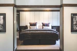 ein Schlafzimmer mit einem Kingsize-Bett in einem Zimmer in der Unterkunft Gibbston Valley Lodge and Spa in Queenstown