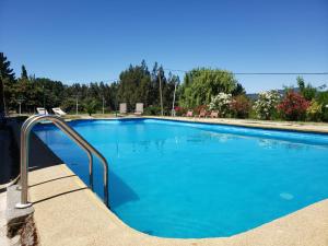 duży basen z niebieską wodą w obiekcie Resort Amanda w mieście Quillón