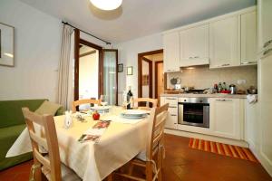A kitchen or kitchenette at La Compagnia del Chianti