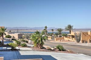 レイクハバスシティにあるLess Than 3 Mi to Lake Havasu Home with Patio and Grill!の家並木・椰子の木が茂る砂漠の通り