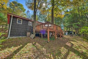 Foto dalla galleria di Catskill Mtn Home with Deck about 1 Miles to Zoom Flume! a East Durham