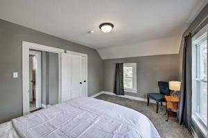 Ένα ή περισσότερα κρεβάτια σε δωμάτιο στο Lakeside Garden Home - 1 Mile to Main Street!