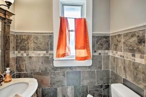 baño con lavabo y ventana en Lakeside Garden Home - 1 Mile to Main Street!, en Fort Wayne