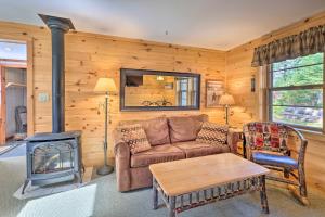 uma sala de estar com um sofá e um fogão em Lake Pleasant Cabin 3 Acres, Kayaks and Beach! em Lake Pleasant