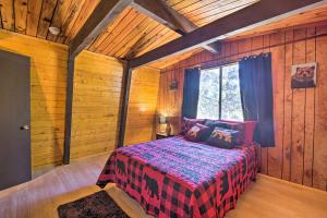 Giường trong phòng chung tại Log Cabin Retreat with Deck Near Big Bear Lake!