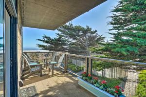 un patio con tavolo e sedie su un balcone di Beachfront Pajaro Dunes Condo with Bay Views! a Watsonville