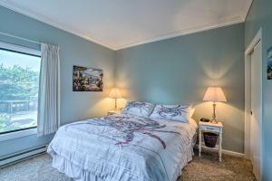 Un dormitorio con una cama con paredes azules y una ventana en Beachfront Condo with Monterey Bay Views!, en Watsonville