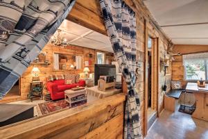 Galería fotográfica de Rustic Waterfront Cottage with Fire Pit and Kayaks en Weare