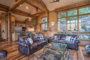 - un salon avec des canapés en cuir et une table dans l'établissement Hilltop Breck Home Hot Tub, Views and Walk to Town, à Breckenridge