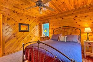 Postelja oz. postelje v sobi nastanitve Secluded Cabin Between Boone and Blowing Rock!