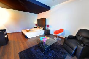 a living room with a bed and a couch at Esperando in Maroni