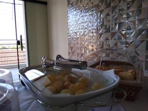 若阿諾波利斯的住宿－Hospedagem Joanópolis，一张桌子上摆放着一瓶葡萄酒,放着一篮面包