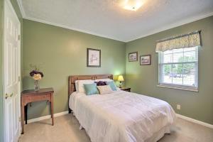 Un dormitorio con una cama con paredes verdes y una ventana en JuJus House with Mtn View, 16 Mi to Pigeon Forge!, en Seymour