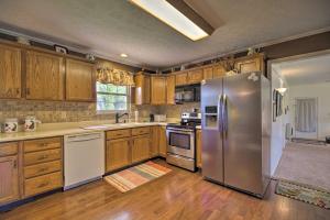 Φωτογραφία από το άλμπουμ του Mtn View Smokies JuJus House with Screened Porch σε Seymour