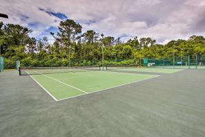 Tenis dan/atau kemudahan skuasy di Hilton Head Island Condo with Pool and Beach Access atau berdekatan