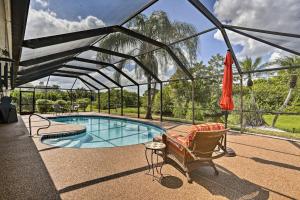 Pet-Friendly Fort Myers Home with Heated Pool! 내부 또는 인근 수영장