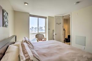 Un dormitorio con una cama y una ventana grande. en Beachfront Oceanside Condo with Pool and Hot Tub!, en Oceanside 19 fotos más
