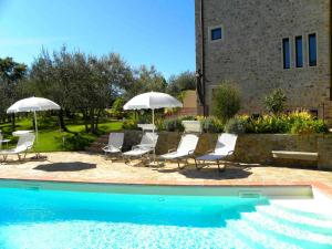 The swimming pool at or close to La Compagnia del Chianti