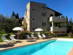 The swimming pool at or close to La Compagnia del Chianti