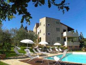 The swimming pool at or close to La Compagnia del Chianti