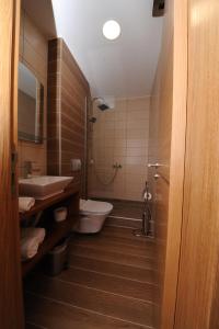 La salle de bains est pourvue de toilettes, d'un lavabo et d'une douche. dans l'établissement Hotel Rafaelo, à Bosanska Dubica