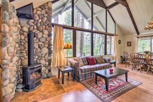 Hillside Hideaway Warm and Cozy Terrace Lakes Cabin