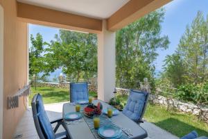 Κήπος έξω από το Rania Apartments Helmata