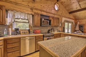 Pet-Friendly Raystown Lake Cabin with Deck and BBQ!