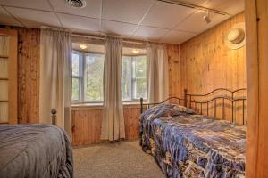 um quarto com 2 camas e uma janela em Pet-Friendly Raystown Lakefront Cabin with BBQ Grill em Hesston