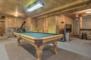 Biljardbord på Pet-Friendly Raystown Lakefront Cabin with BBQ Grill