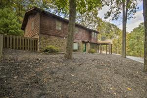 Galeriebild der Unterkunft Pet-Friendly Raystown Lakefront Cabin with BBQ Grill in Hesston