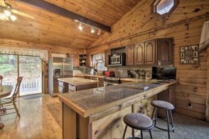 Pet-Friendly Raystown Lake Cabin with Deck and BBQ!