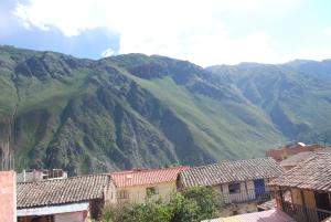 Vista generica sulle montagne o vista sulle montagne dall'interno del bed & breakfast