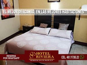 Cartel de un dormitorio con cama en una habitación en Hotel Riviera, en Ciudad Valles