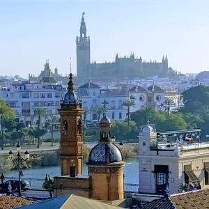 - une vue sur une ville avec une tour de l'horloge dans l'établissement Casa Mora Triana, à Séville