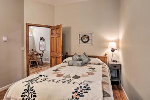 Katil atau katil-katil dalam bilik di Unique Finger Lakes Apartment on Cayuga Wine Trail